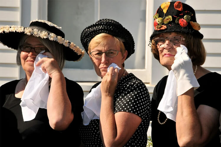 Плакальщицы на похоронах