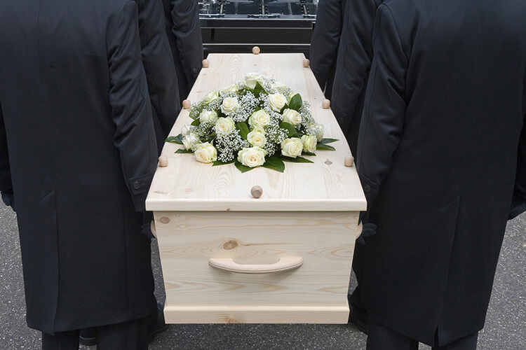 Почему покойных выносят вперёд ногами