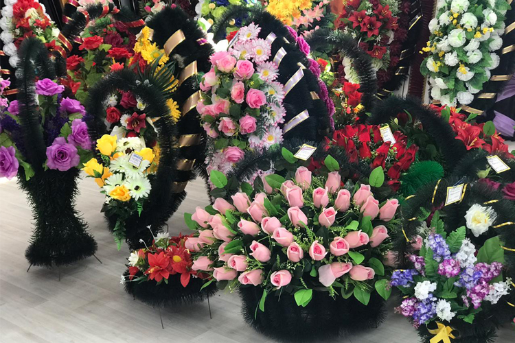 Качественные траурные корзины из искусственных цветов –  яркость и долговечность в Санкт-Петербурге