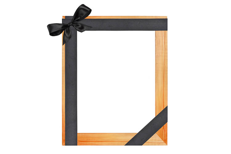 С какой стороны следует располагать траурную ленту на фотографии