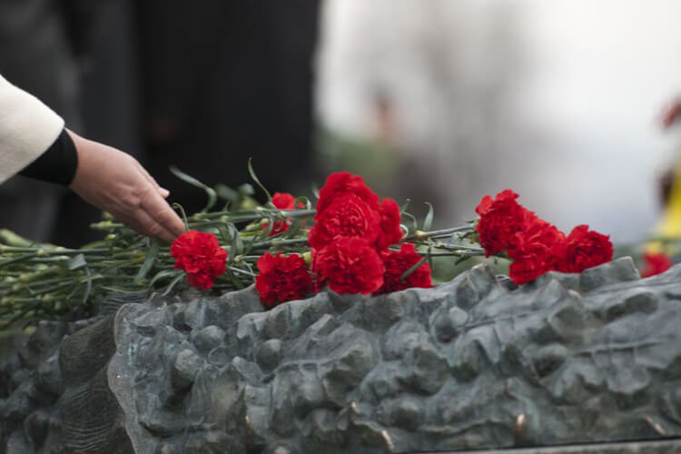 Цветы для возложения на могилу в Санкт-Петербурге