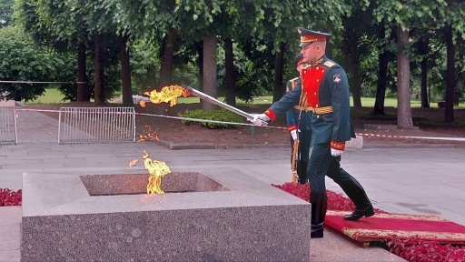 Пискарёвское кладбище озарила «Свеча памяти»