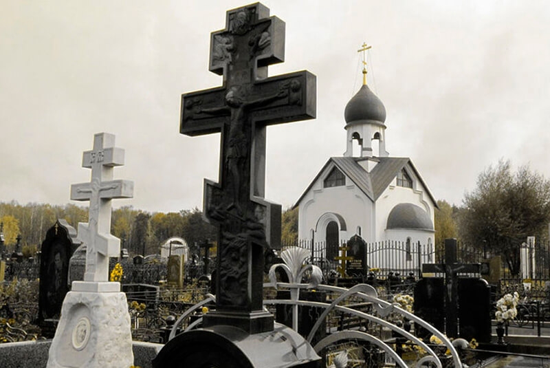 Надгробные кресты в Петербурге